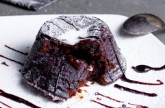 Le fondant au chocolat : histoire et origines de ce dessert iconique